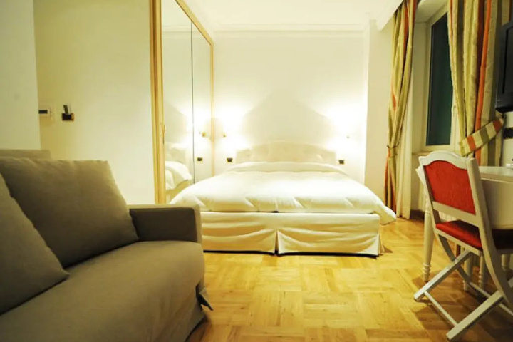 Room 5 of 11