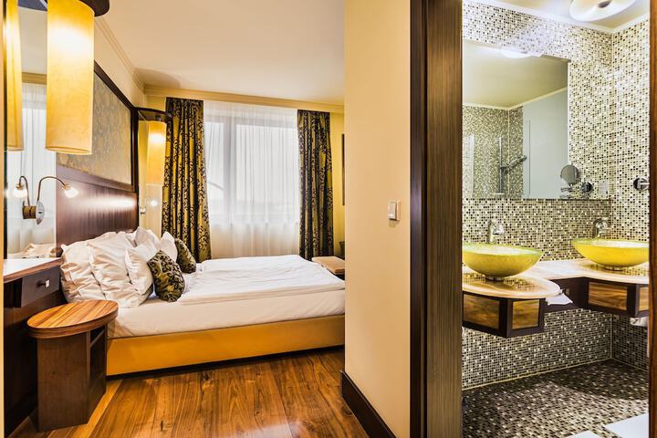Room 4 of 38