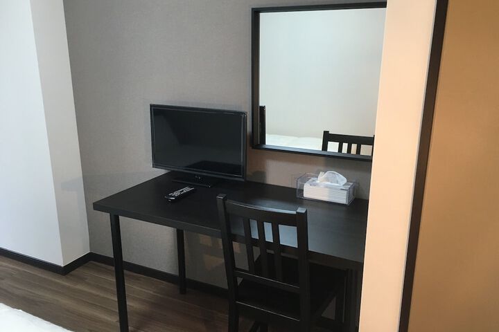 Room 6 of 19