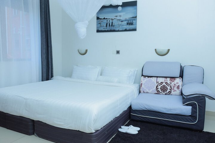 Room 27 of 182