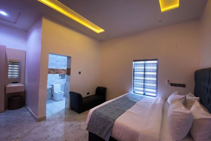 Room 10 of 27