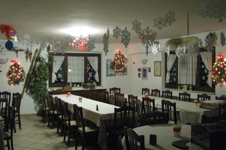 Dining 32 of 50