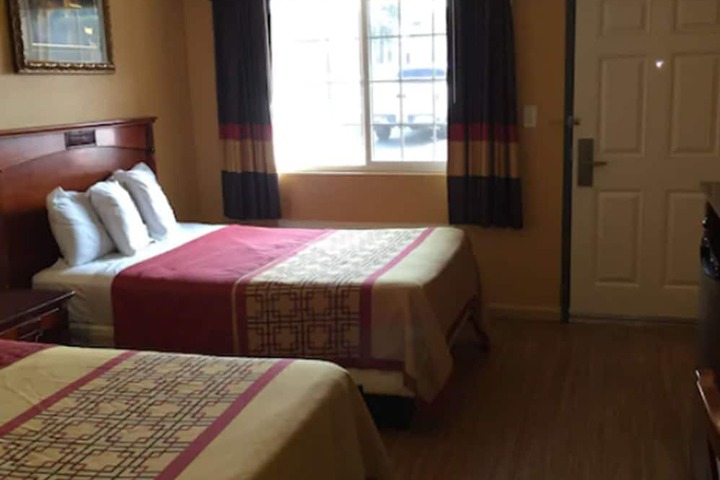 2 Double Beds (6 of 8)