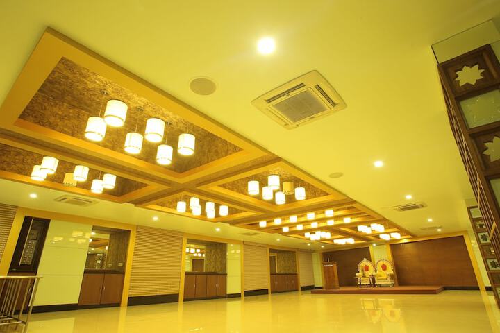 Ballroom/Hall 10 of 12