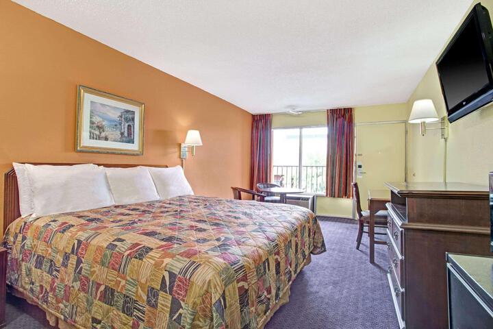 1 King Bed (3 of 4)