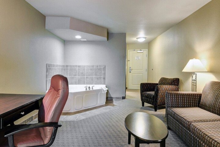 1 King Bed Suite (4 of 13)