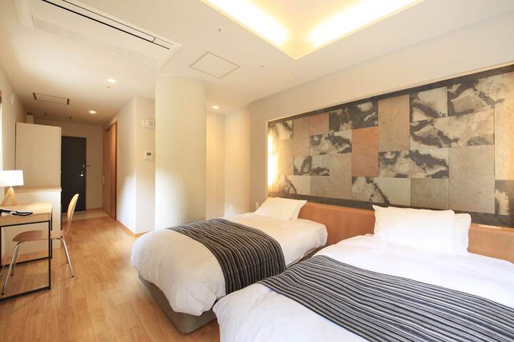 Room 27 of 105