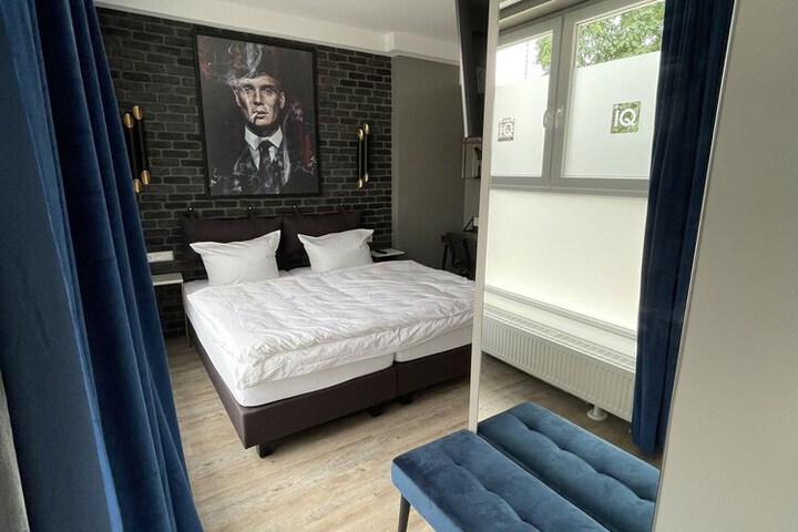 Room 4 of 63