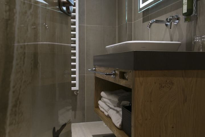 Room 4 of 63