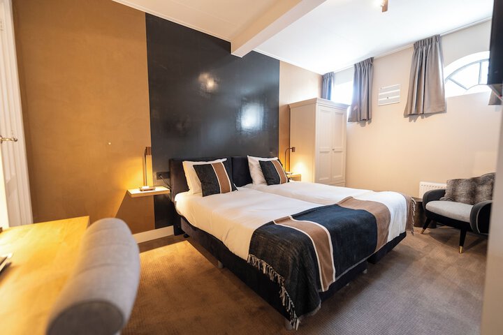 Room 17 of 34
