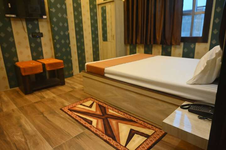 Room 4 of 17