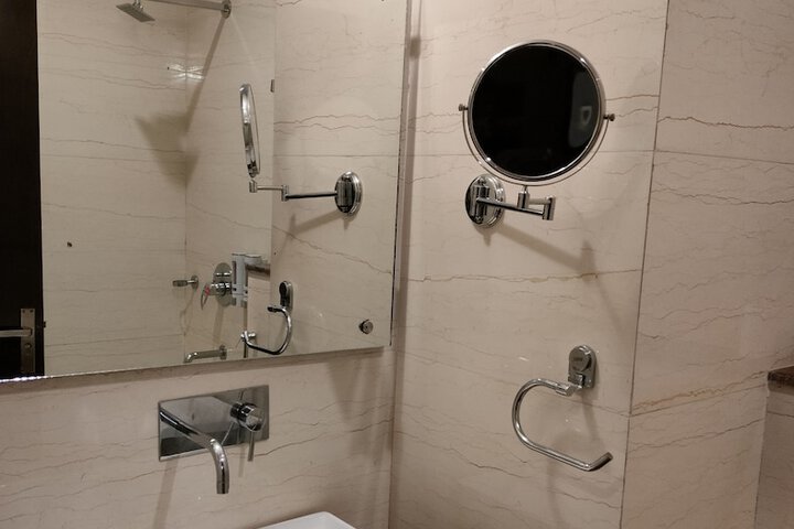 Room 33 of 42