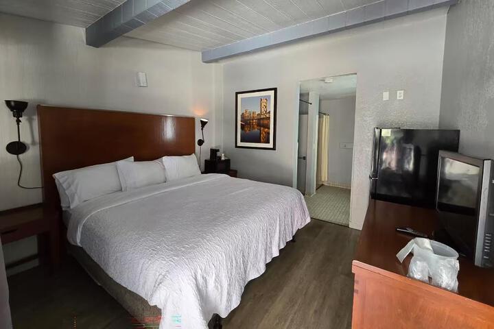 1 King Bed (5 of 6)