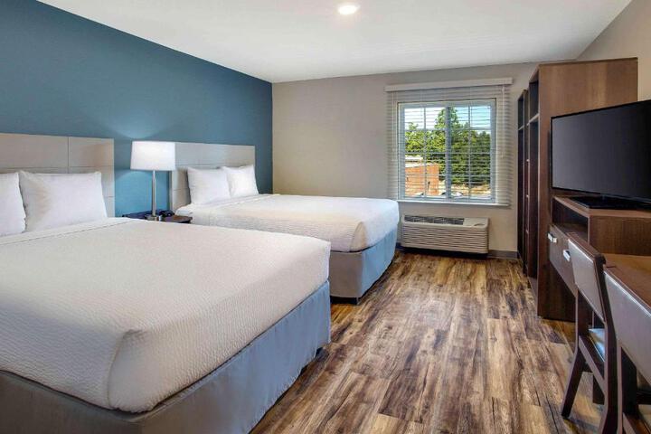 Queen Bed Kitchen Accessible (12 of 12)