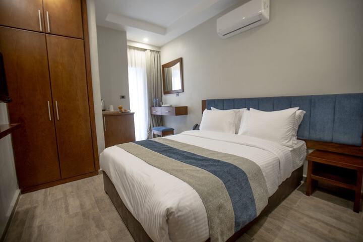 Room 11 of 27
