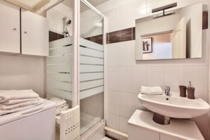 Room 7 of 16