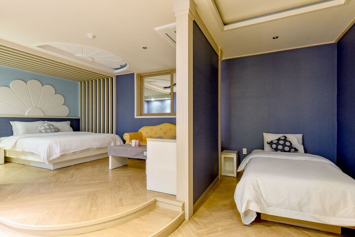 Room 7 of 19