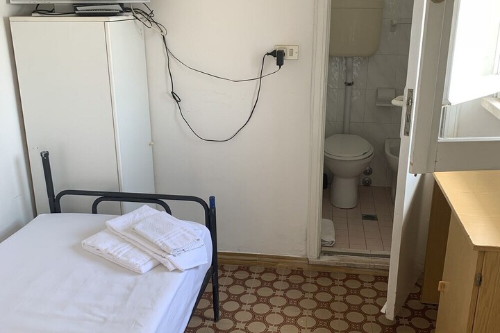 Room 8 of 11
