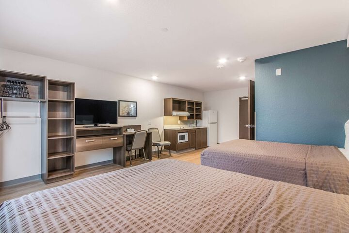Double Accessible Queen Size Bed (8 of 11)