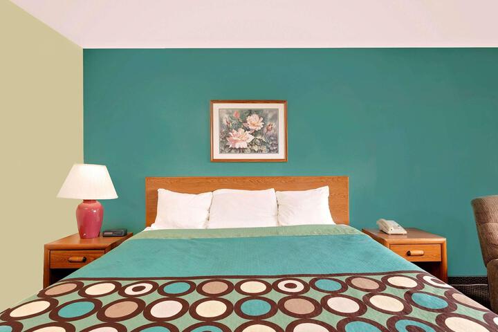1 King Bed (4 of 4)