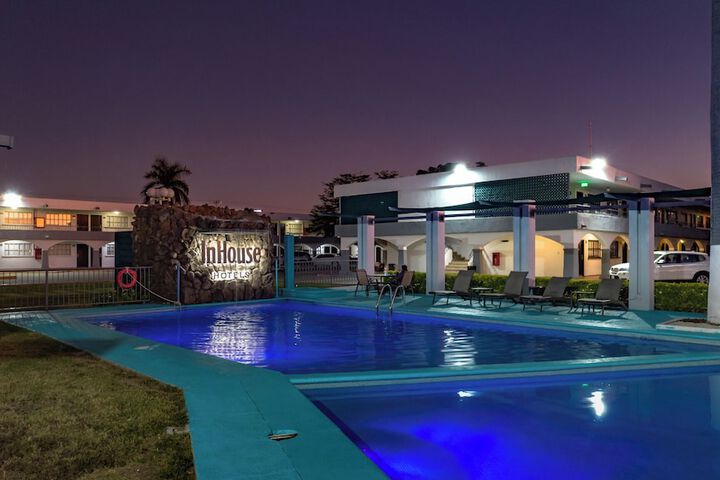 Pool 120 of 215