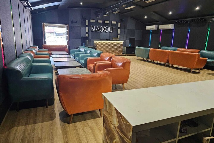 Lounge 14 of 47