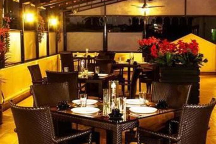 Dining 4 of 21