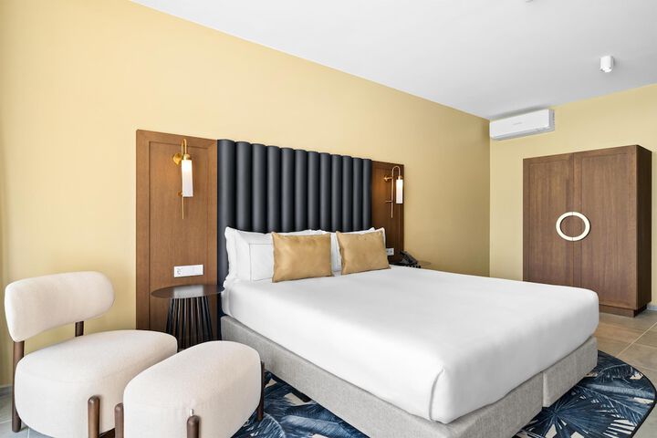 Room 30 of 170