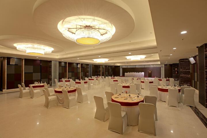 Ballroom/Hall 27 of 37