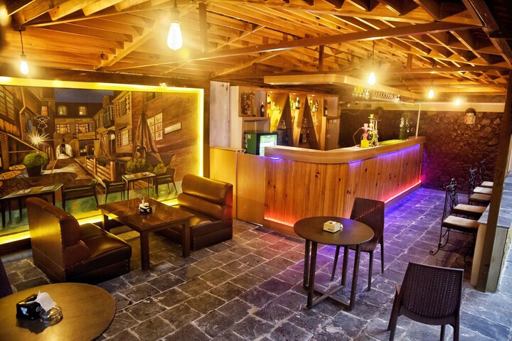 Lounge 34 of 40