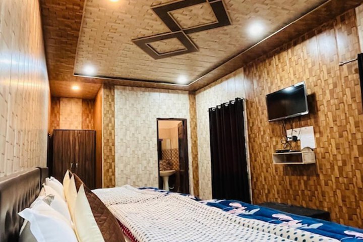Room 10 of 28