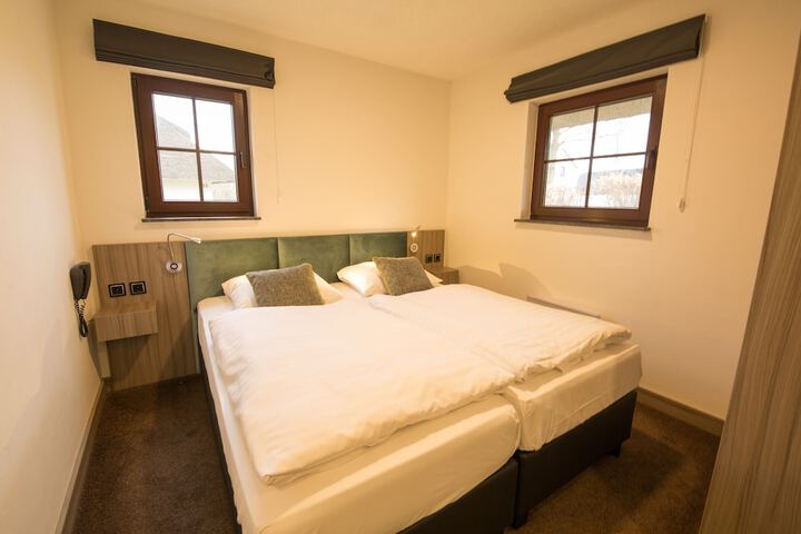 Room 8 of 83
