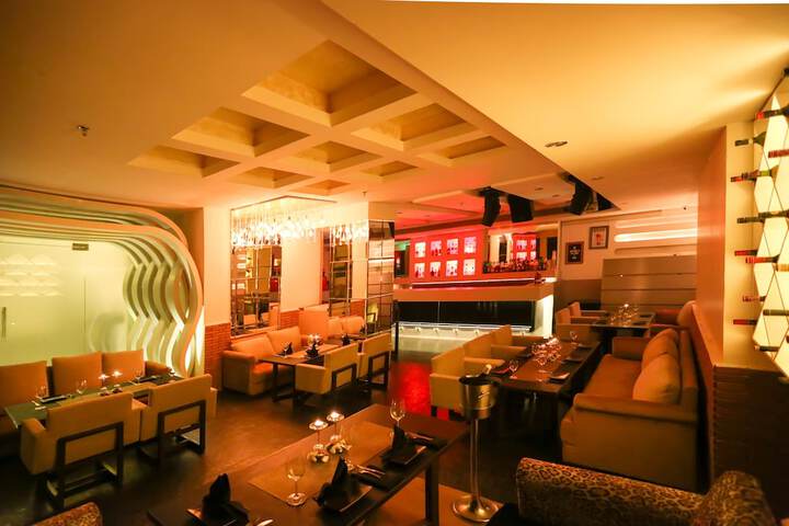Lounge 34 of 51