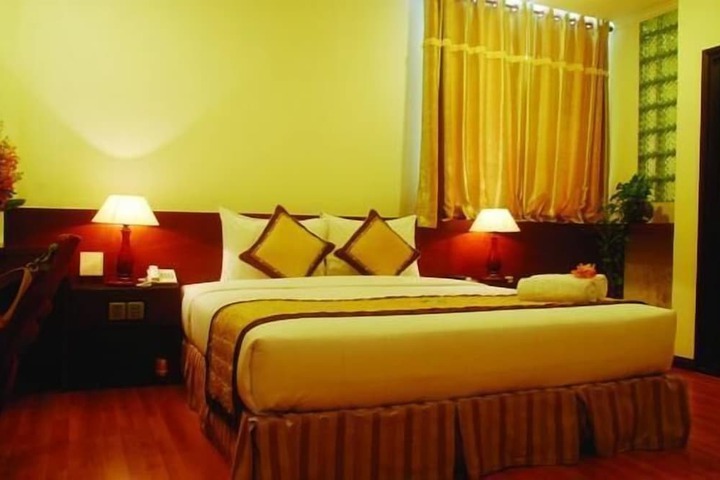 Room 8 of 33