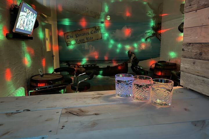 Lounge 152 of 156