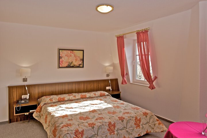 Room 2 of 43