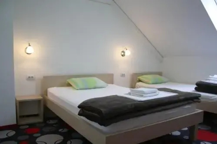 Room 5 of 16