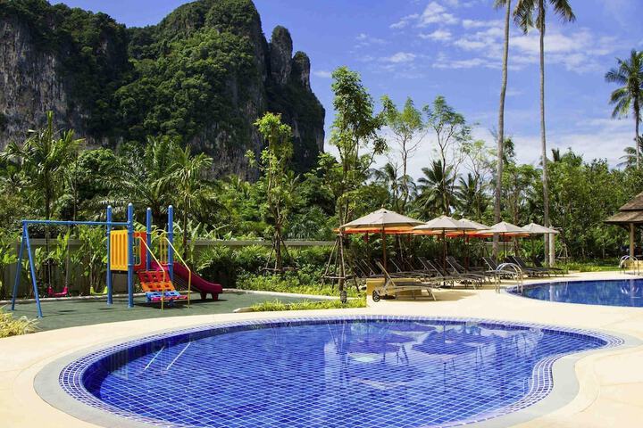 Hotel Pool