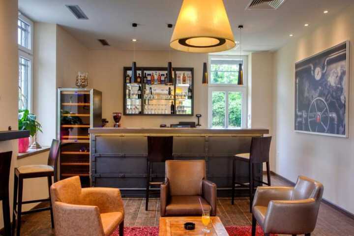 Lounge 68 of 229