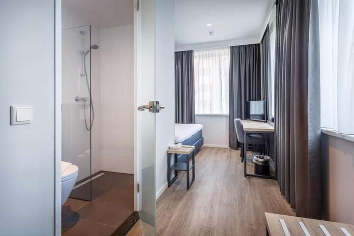 Room 20 of 33