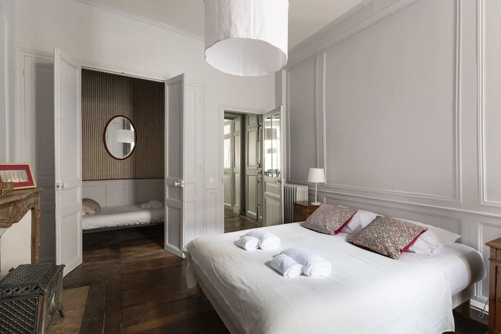 Room 2 of 10