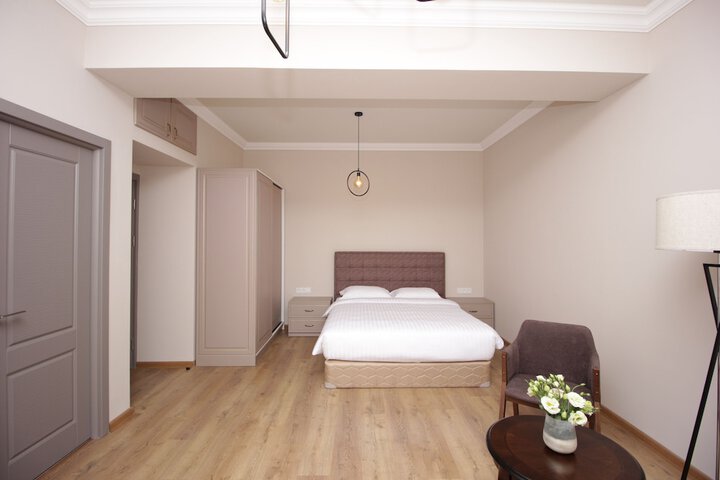 Room 10 of 42