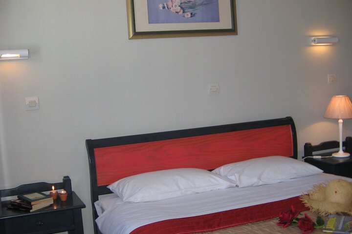 Room 3 of 76
