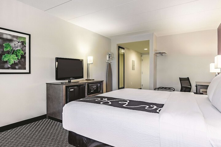 1 King Bed (4 of 11)