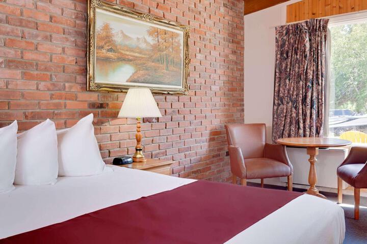 1 King Bed (6 of 14)