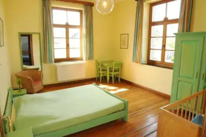 Room 2 of 10