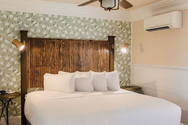 Comfort Room 1 King Bed Private Bathroom (16 of 32)