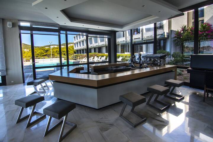 Lounge 46 of 67