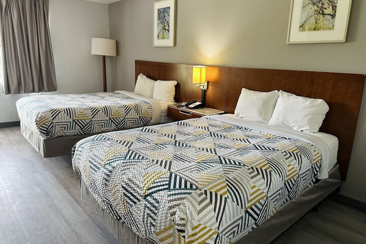 2 Queen Beds (2 of 4)