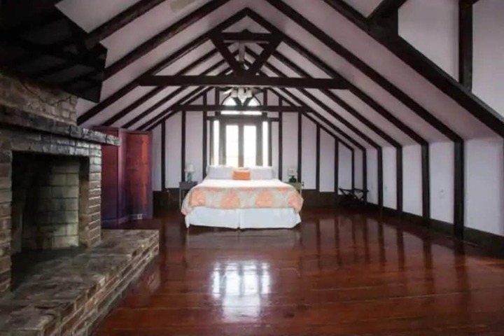 Room 10 of 27